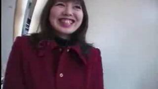 超敢玩！在大庭廣眾表演脫衣舞！