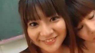 這兩名美女竟然喜歡跟蔬果玩