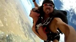 高空跳傘時的性愛自拍
