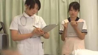 護理系學生為病人打手槍治療